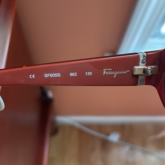 Ferragamo sun glasses - Picture 6 of 7